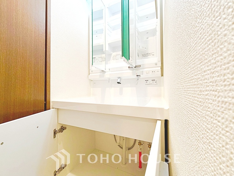 収納 【closet】奥行きのあるクローゼットを採用。衣装ケースや、掃除機といった電化製品まで多くの物を収納できるようなつくりになっております。是非一度、ご自身の目でお確かめ下さい。