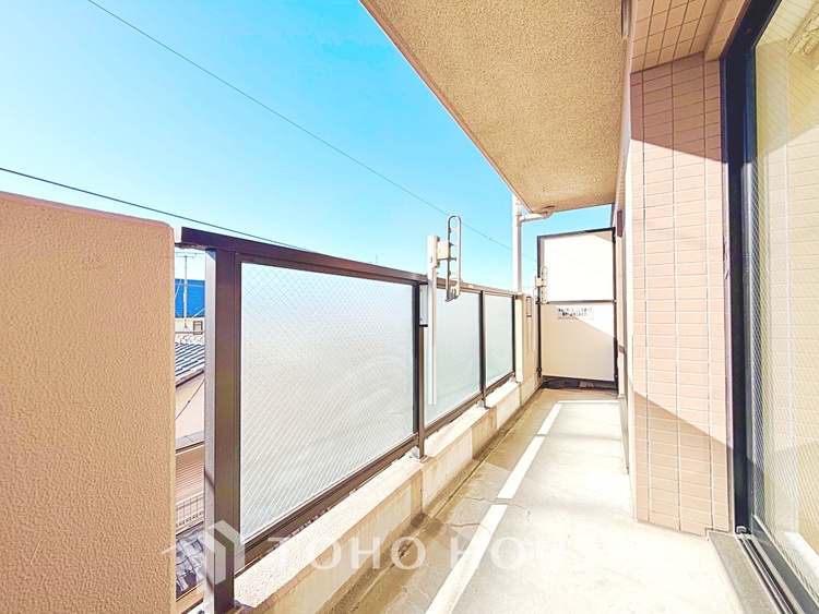 バルコニー ◆窓を開けると◆冷涼な風、そよぐリビング。だんらんの場所はここから始まり、ここで終わる。家族の笑顔が集う素敵な場所だから、こだわり抜いた思いが詰まっているのだと思う。