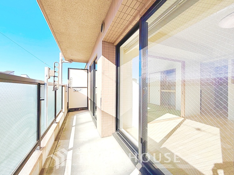 バルコニー ◆青空テラス◆ベランダから望む紺碧の空からそよ風、そして目に映るのはグリーン広がる風光明媚な世界。それは清々しい自然の薫りを肌で感じる幸せな空間。