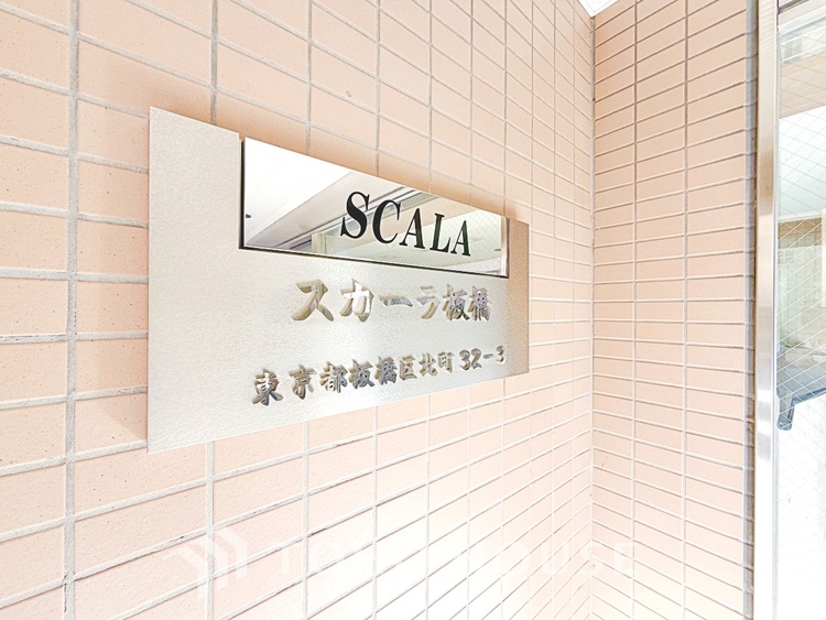 その他 【By the window】◆窓辺◆窓を開けベランダに出ると当所なく広がる街と空のスクリーン。風が凪ぎ一時停止する目の前の画面