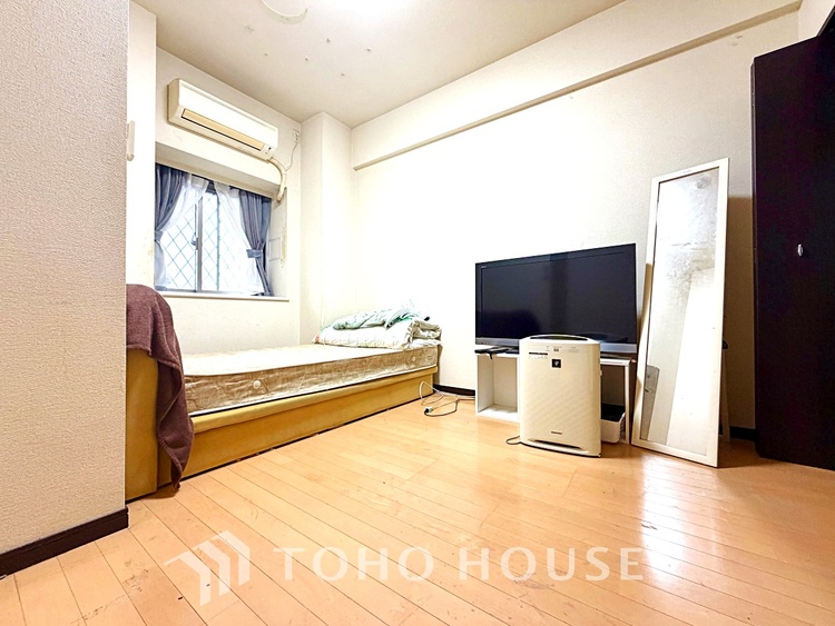 内装 【Ease】家族個々の安らぎの空間。プライベートなBedRoomは暮らす方の感性で造り上げたいもの。誰もが好みで飾れるシンプルな室内に仕上げてあります。