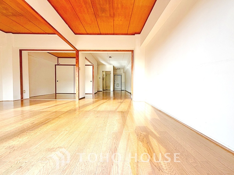 内装 太陽の光をスマートにリビングへ。優しくいざなわれた採光が朝は目を覚ませ、昼はくつろぎ、そして夕刻には温もりを与える。他にはないおしゃれなデザインで。