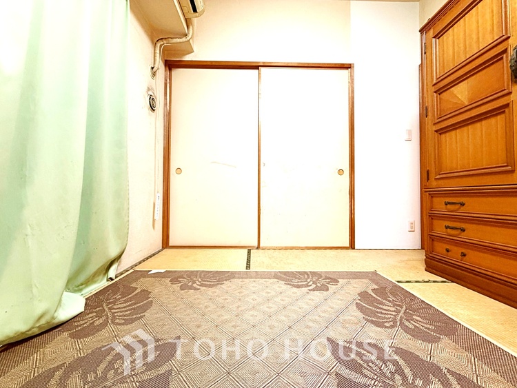 内装 【Bouncy conversation】　パートナーや家族が集う憩いの空間。真新しい木目のフローリングや白亜のクロスを陽の光、ダウンライトが照らし出し、家族・友人・知人の会話に華を咲かせます。