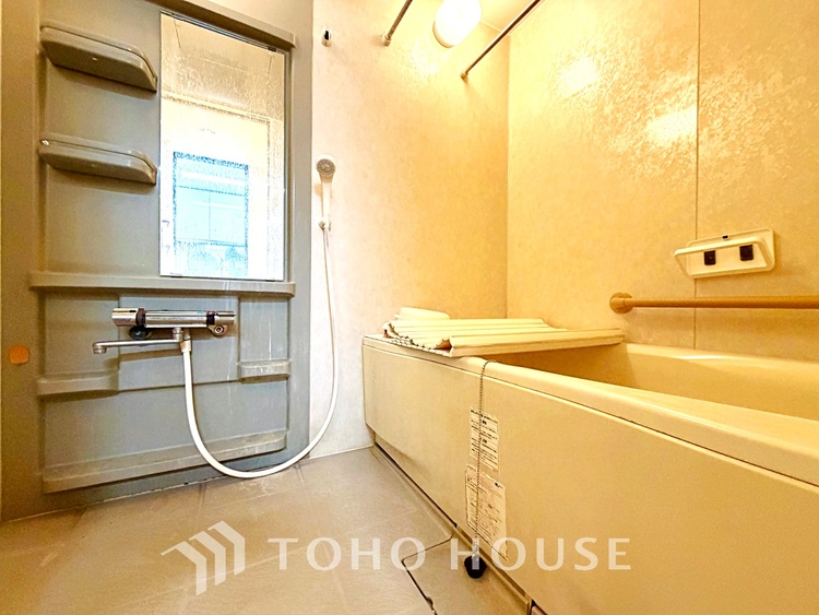 風呂 【Swaying surface】光に照らし出されたバスルーム。膨よかな湿度と静かに揺れる眼前の水面