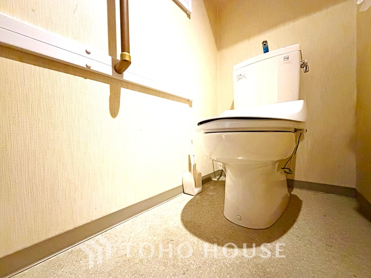 トイレ 【toilet】トイレットペーパーの使用回数を減らせることです。 シャワートイレを使用すれば、洗浄して汚れを落とすことができるため、トイレットペーパーの使用を最小限にとどめることができます。