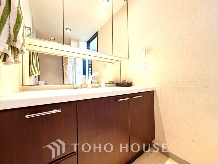 洗面 【Wash basin】十分な大きさの洗面台は収納もさる事ながら、身だしなみチェックや歯磨きなど、朝の慌ただしい時間でもホテルライクなスペースで余裕とゆとりを感じて頂けます。