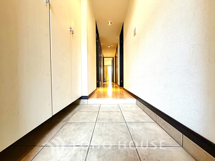 玄関 【Living room】◆リビング◆家族への思いを抱きながら、平和に過ごす悠久の時。