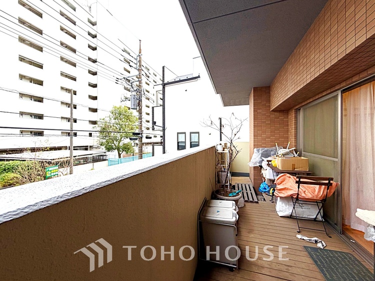 バルコニー ◆青空テラス◆ベランダから望む紺碧の空からそよ風、そして目に映るのはグリーン広がる風光明媚な世界。それは清々しい自然の薫りを肌で感じる幸せな空間。