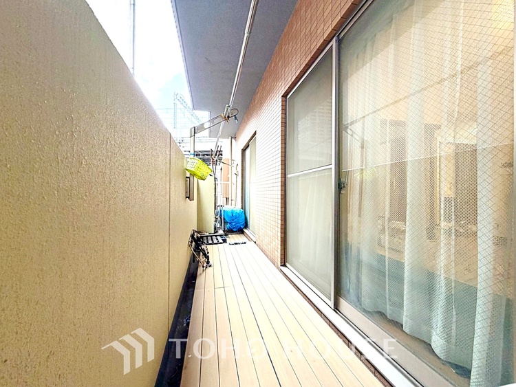 バルコニー ◆窓を開けると◆冷涼な風、そよぐリビング。だんらんの場所はここから始まり、ここで終わる。家族の笑顔が集う素敵な場所だから、こだわり抜いた思いが詰まっているのだと思う。