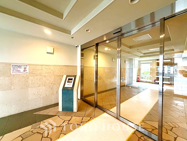 エントランス 【Blue sky terrace】見上げると、空。時間を忘れ大空を見上げるなんて、いつぶりだろうか。こんなにも広く美しい情景がこの頭上にあったなんて。時間を忘れ、時を知る。