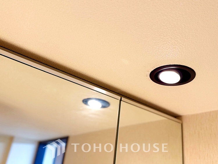 その他 【By the window】◆窓辺◆窓を開けベランダに出ると当所なく広がる街と空のスクリーン。風が凪ぎ一時停止する目の前の画面