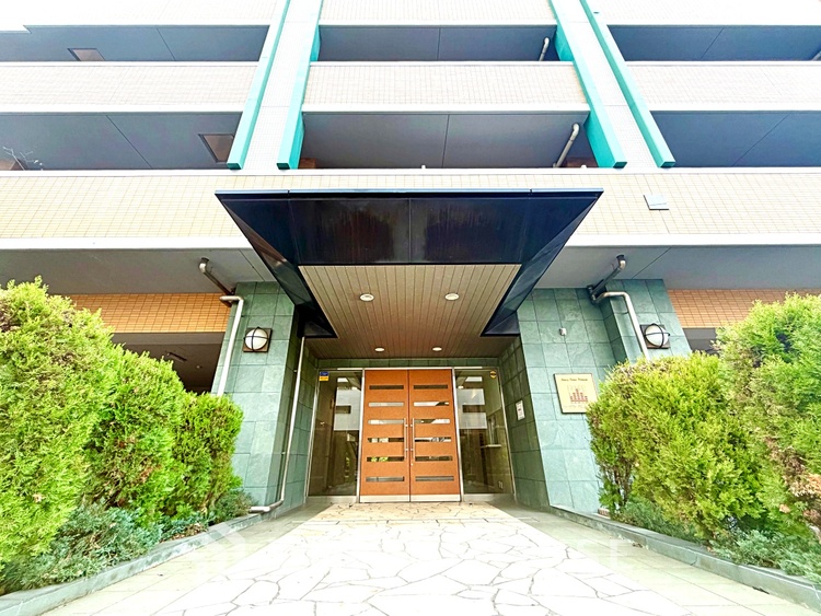 その他 【Entrance】仕事は好きだ。でも今日という一日はあまり芳しくない日もある。とぼとぼと家路に付く頃、ふと目を上げると我が家のエントランス。