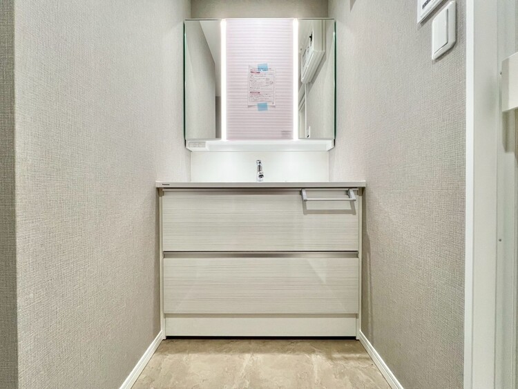 その他 清潔感を感じられる洗面化粧台。