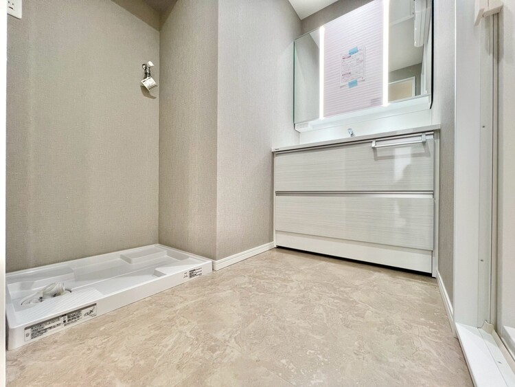 その他 十分な広さの脱衣所。