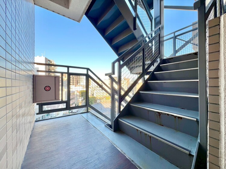 その他 共用部の階段です。明るく清潔に管理されています。
