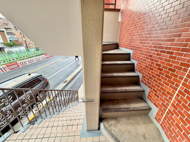 その他 共用部の階段です。明るく清潔に管理されています。