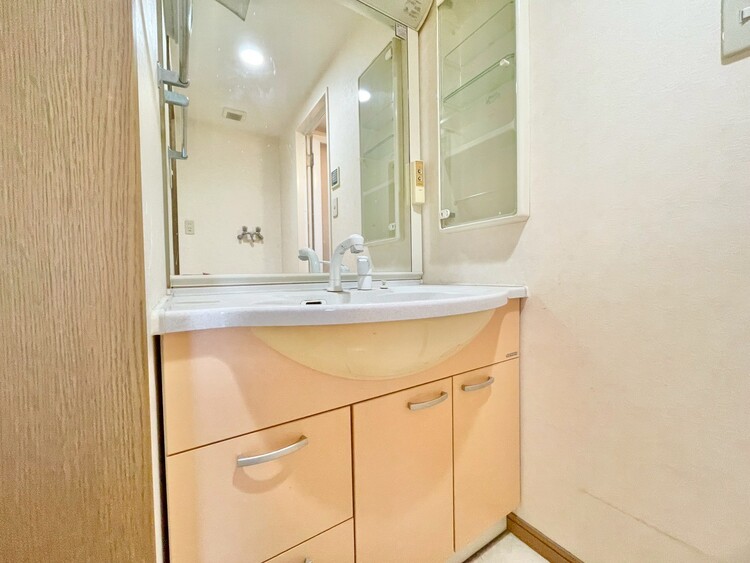 その他 清潔感を感じられる洗面化粧台。