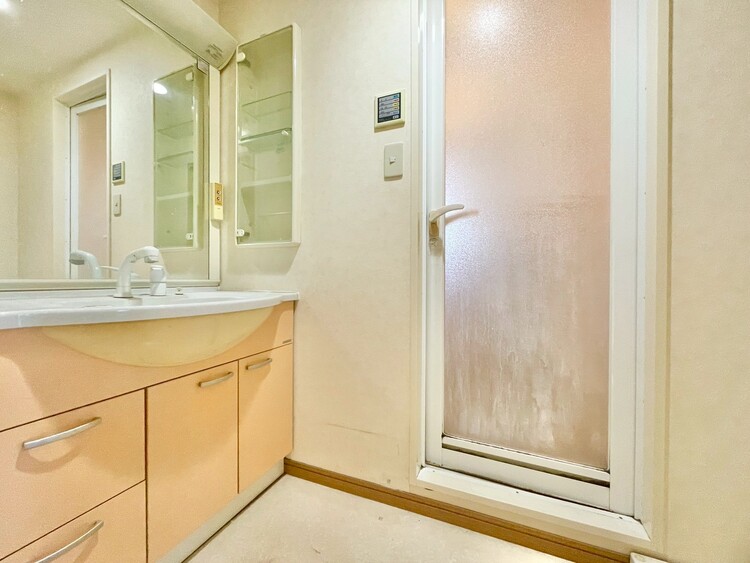 その他 十分な広さの脱衣所。