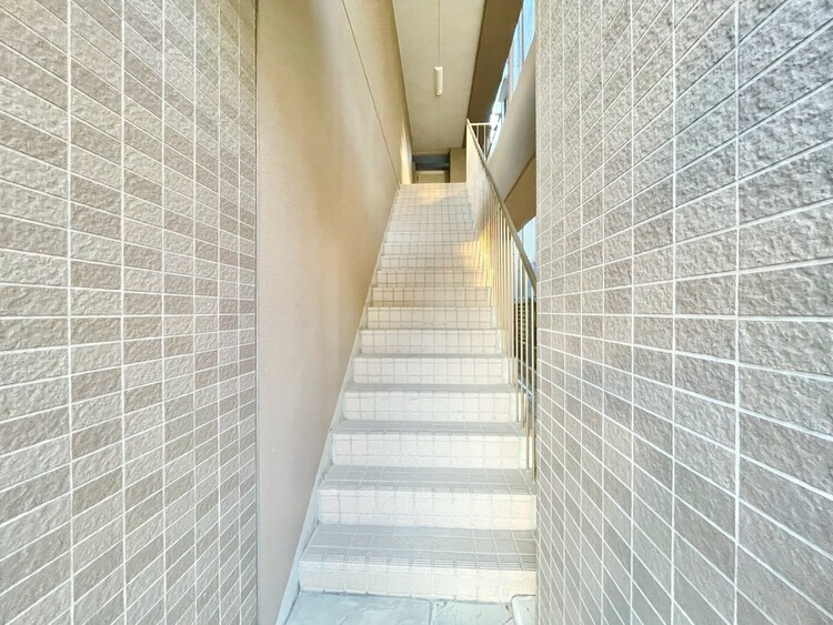 その他 共用部の階段です。明るく清潔に管理されています。
