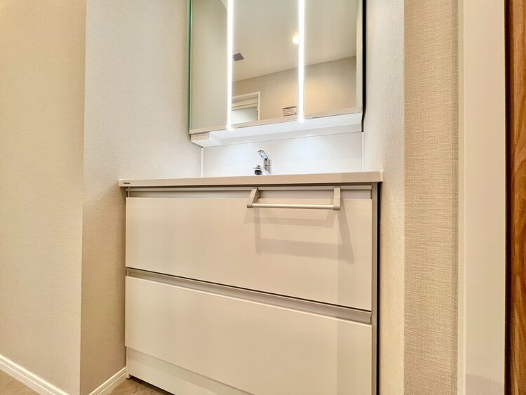 その他 清潔感を感じられる洗面化粧台。