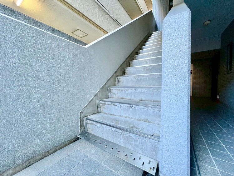 その他 共用部の階段です。明るく清潔に管理されています。