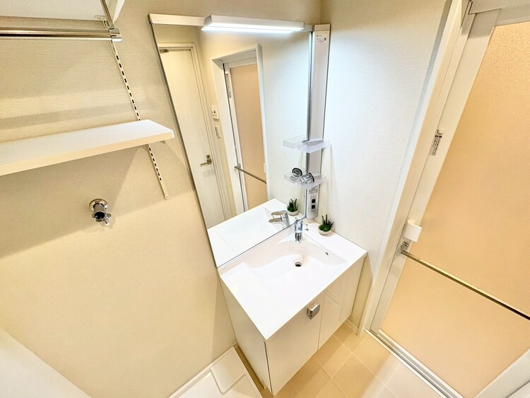 その他 清潔感を感じられる洗面化粧台。