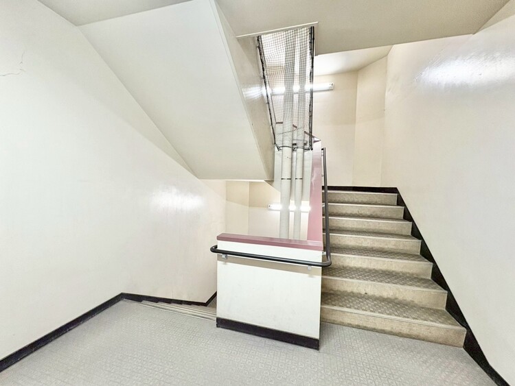 その他 共用部の階段です。明るく清潔に管理されています。
