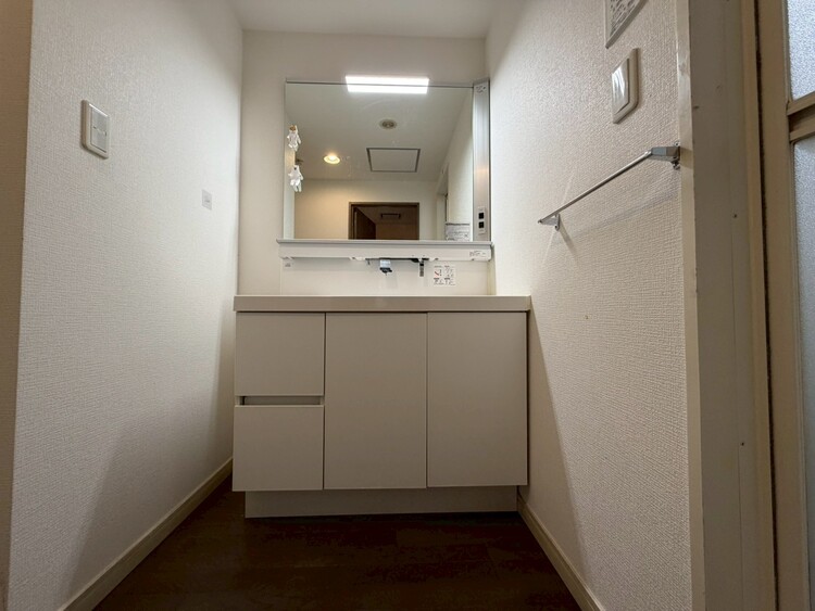 その他 清潔感を感じられる洗面化粧台。