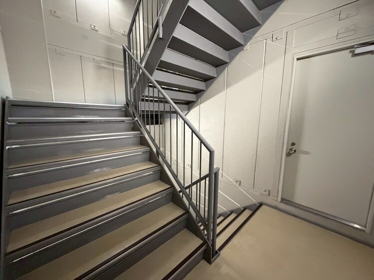 その他 共用部の階段です。明るく清潔に管理されています。