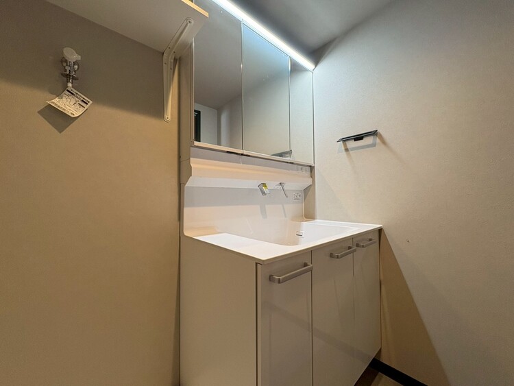 その他 清潔感を感じられる洗面化粧台。