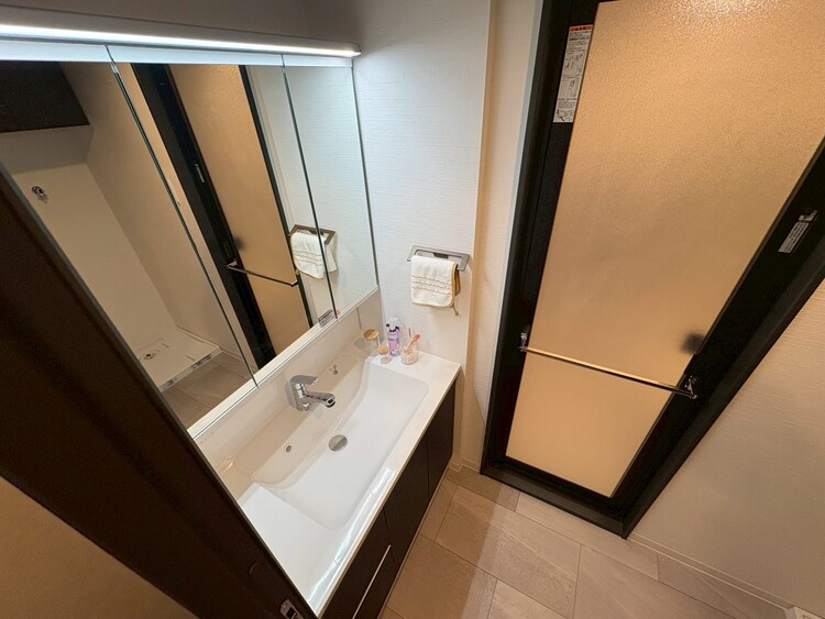 その他 清潔感を感じられる洗面化粧台。