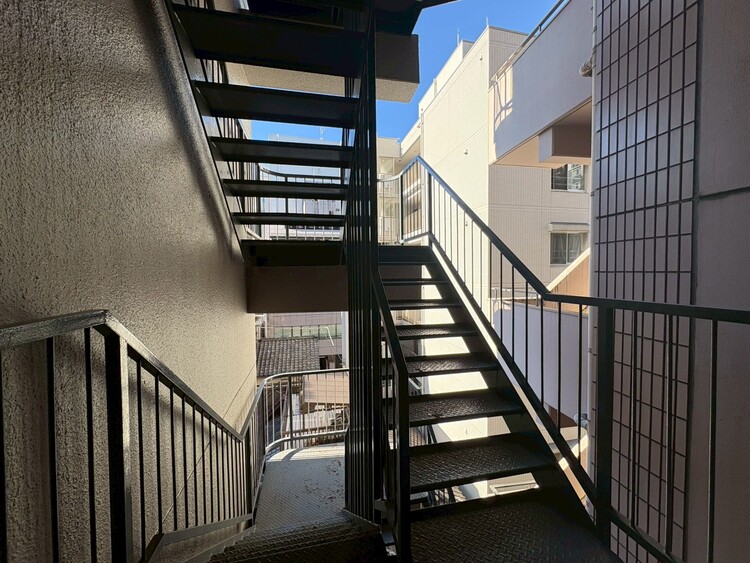 その他 共用部の階段です。明るく清潔に管理されています。