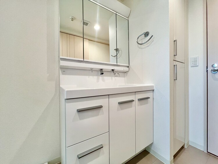 その他 清潔感を感じられる洗面化粧台。