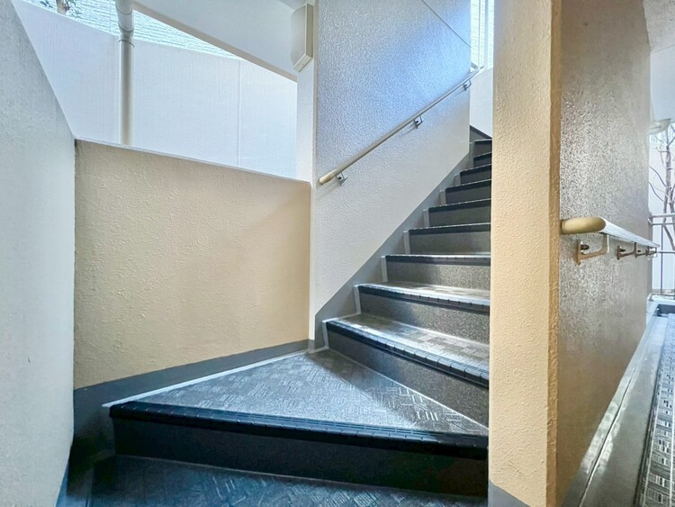 その他 共用部の階段です。明るく清潔に管理されています。
