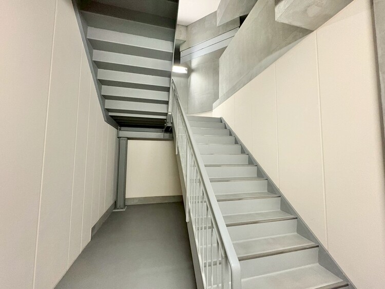 その他 共用部の階段です。明るく清潔に管理されています。