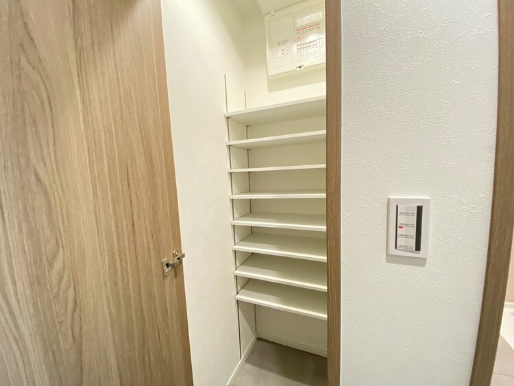 収納 家電やスーツケース、ストック品など何でも片付く嬉しい空間です。