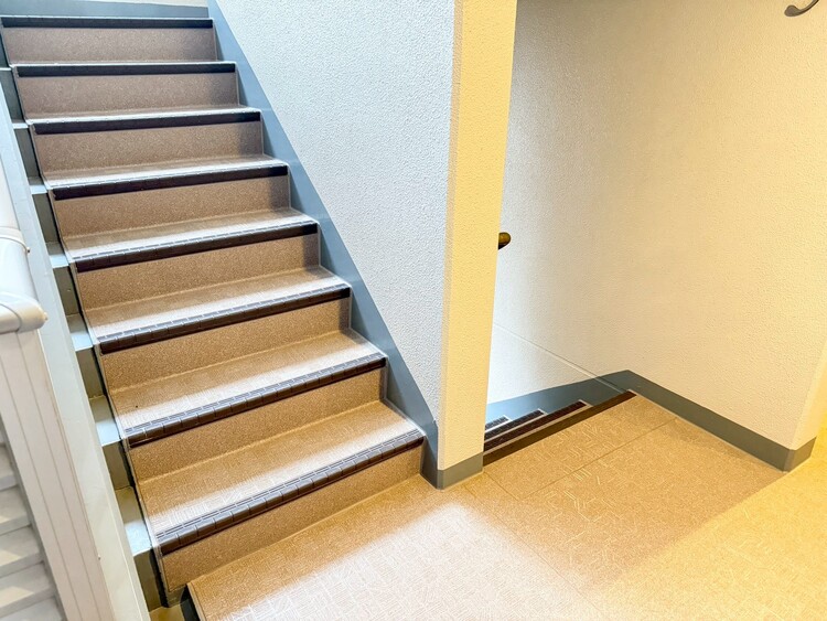 設備 共用部の階段です。明るく清潔に管理されています。