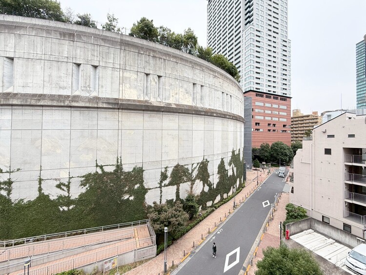 バルコニー 眺望や窓からの景色が良いと、家で過ごす時間も快適です。