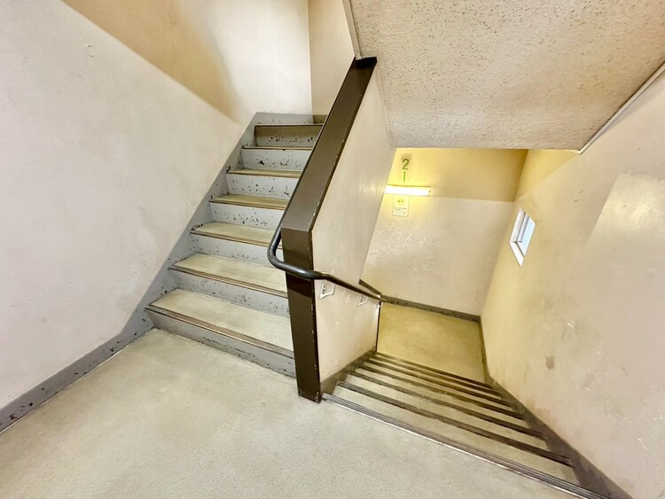 その他 共用部の階段です。明るく清潔に管理されています。