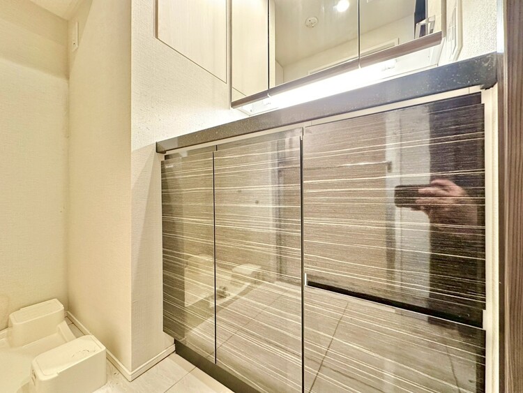 その他 清潔感を感じられる洗面化粧台。