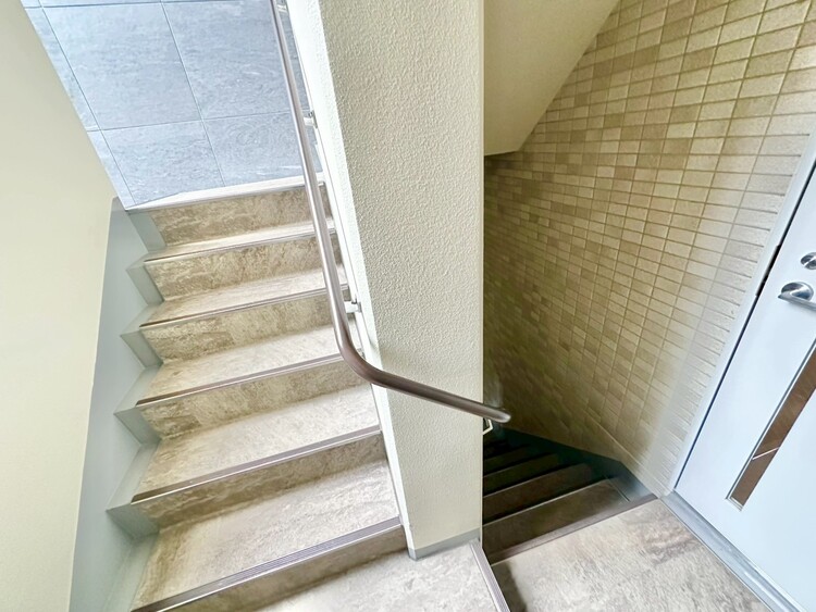 その他 共用部の階段です。明るく清潔に管理されています。