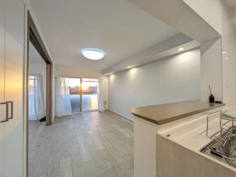 居間 落ち着いた雰囲気に包まれて、伸びやかな空間。