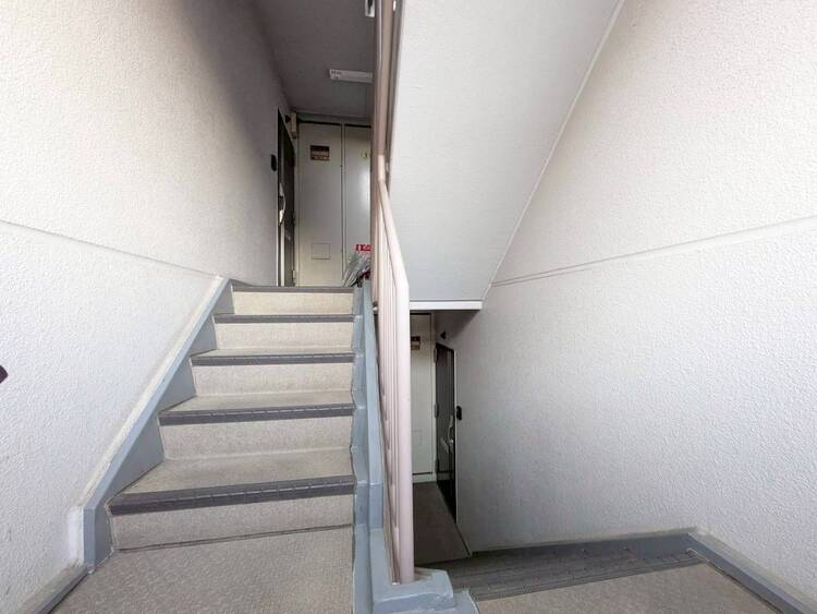 設備 共用部の階段です。明るく清潔に管理されています。