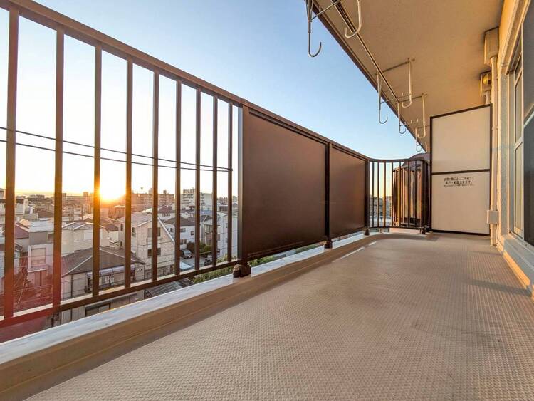 バルコニー 朝の澄んだ空気や、夕方に吹く清々しい風を感じられるバルコニー。