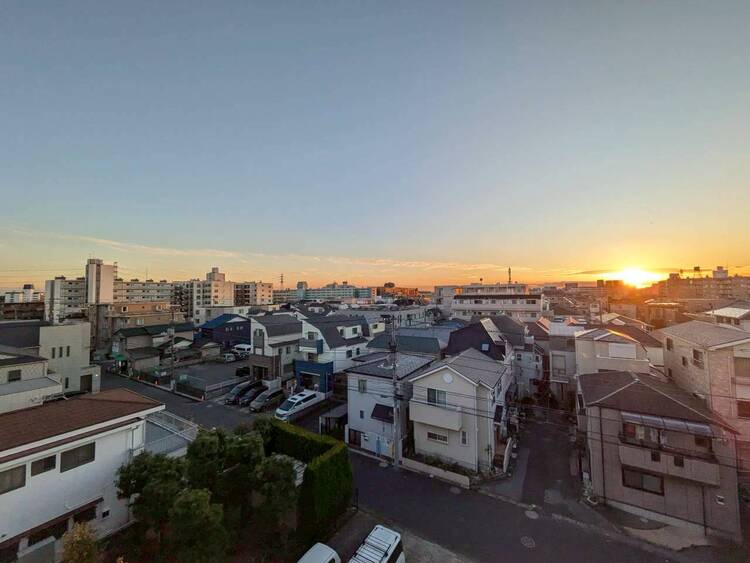 バルコニー 眺望や窓からの景色が良いと、家で過ごす時間も快適です。