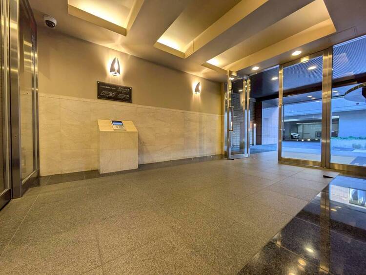 エントランス 綺麗に整備されており、行き届いた管理体制をうかがわせます。