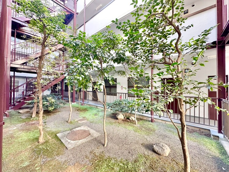 その他 マンションの敷地内には、中庭もございます。