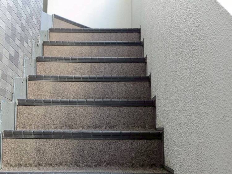 設備 共用部の階段です。明るく清潔に管理されています。