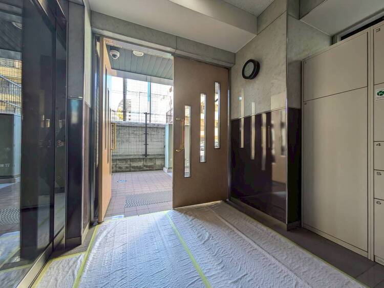 エントランス 綺麗に整備されており、行き届いた管理体制をうかがわせます。