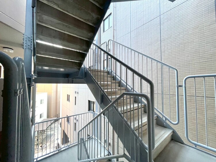 その他 共用部の階段です。明るく清潔に管理されています。